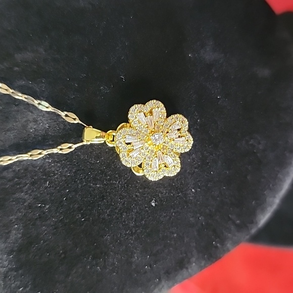 19 inch Goldtone Chain /Pendant - Picture 3 of 4